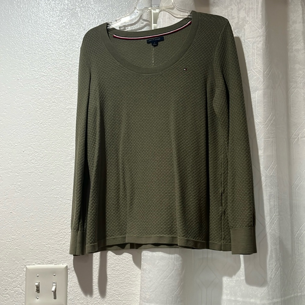 Tommy Hilfiger sweater size medium